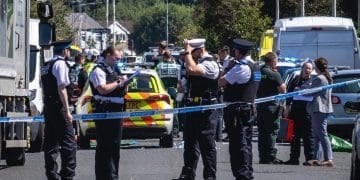 Penusukan massal di kereta Inggris melukai 11 orang. Polisi tangkap satu tersangka, motif belum jelas, dan aksi ini bukan terorisme. (Foto: abcnews.go.com)