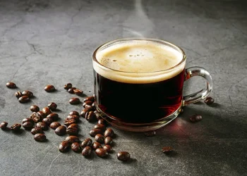 Minum kopi hitam tanpa gula diketahui memberikan banyak manfaat bagi tubuh jika dikonsumsi secara wajar. Pelajari dampaknya bagi energi, jantung, dan metabolisme. (Foto: Halodoc)