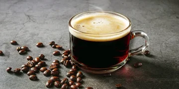 Minum kopi hitam tanpa gula diketahui memberikan banyak manfaat bagi tubuh jika dikonsumsi secara wajar. Pelajari dampaknya bagi energi, jantung, dan metabolisme. (Foto: Halodoc)