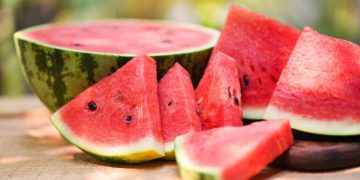 Video viral menyebut semangka dapat membuat testpack positif. Dokter gizi menjelaskan fakta ilmiah di balik klaim tersebut dan mengapa hal itu tidak mungkin terjadi. (Foto: Ciputra Hospital)