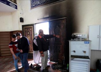 Pemukim Israel membakar masjid dan Al Quran di Tepi Barat. Insiden ini memicu kecaman internasional dan memperburuk situasi keamanan. (Foto: Nedal Eshtayah - Anadolu Agency)