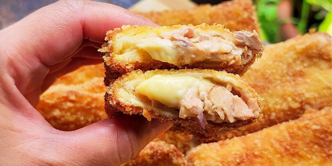 Coba resep Tuna Cheese Bread gurih dengan lelehan keju lezat ini. Cocok untuk sarapan atau bekal keluarga, siap disajikan hanya dalam 30 menit. (Foto: Youtube / Yummy Kitchen)
