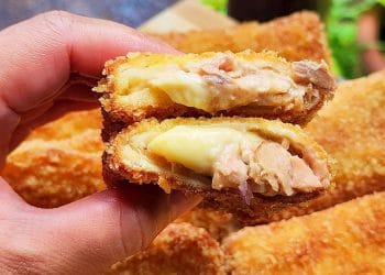 Coba resep Tuna Cheese Bread gurih dengan lelehan keju lezat ini. Cocok untuk sarapan atau bekal keluarga, siap disajikan hanya dalam 30 menit. (Foto: Youtube / Yummy Kitchen)
