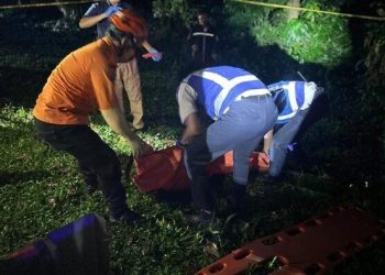 Seorang driver taksi online ditemukan tewas terikat di pinggir Tol Jagorawi. Polisi mengungkap dugaan pembunuhan dan kehilangan barang berharga korban. (Foto: BPBD Bogor)