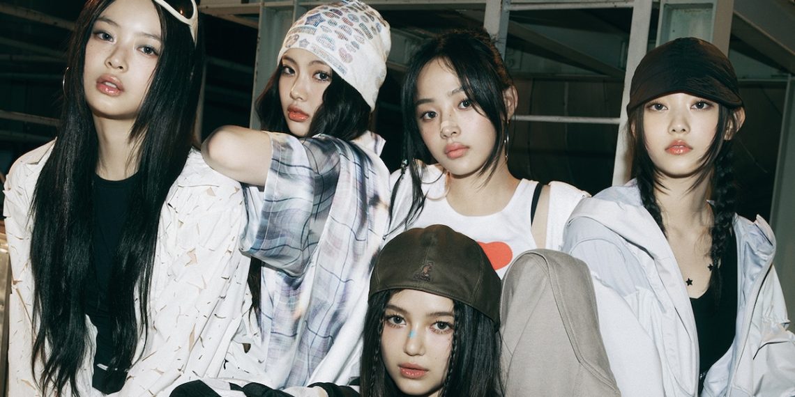 Polemik Tuntas, NewJeans Resmi Memilih Balik ke ADOR NewJeans memutuskan batal banding dan memilih kembali ke ADOR setelah putusan pengadilan menyatakan kontrak eksklusif mereka tetap berlaku hingga 2029. (Foto: knetz.org)