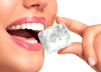 Kebiasaan mengunyah es batu (pagophagia) bisa tanda kekurangan zat besi dan memiliki dampak buruk pada gigi, pencernaan, dan tenggorokan. (Foto: Shutterstock)
