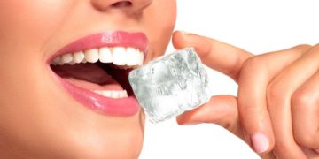 Kebiasaan mengunyah es batu (pagophagia) bisa tanda kekurangan zat besi dan memiliki dampak buruk pada gigi, pencernaan, dan tenggorokan. (Foto: Shutterstock)