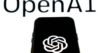 Sam Altman memperlihatkan prototipe perangkat AI baru yang disebut lebih tenang dari smartphone dan mampu menyaring informasi secara cerdas. (Foto: Getty Images)