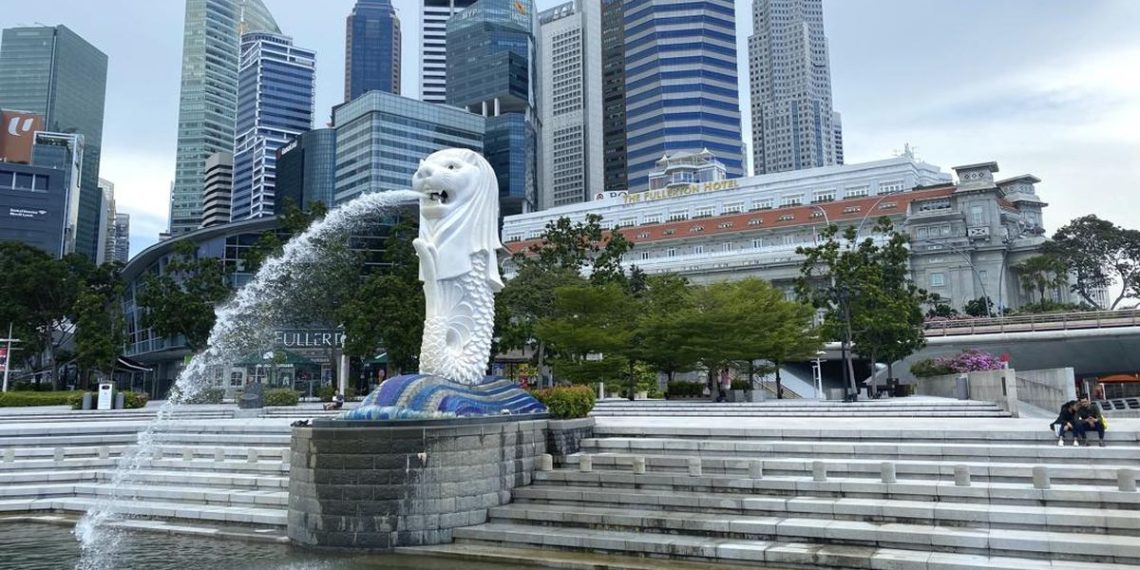 Ribuan restoran di Singapura gulung tikar akibat penguatan mata uang, sewa tinggi, dan biaya tenaga kerja. PHK massal melanda industri kuliner. (Foto: AP/Annabelle Liang)