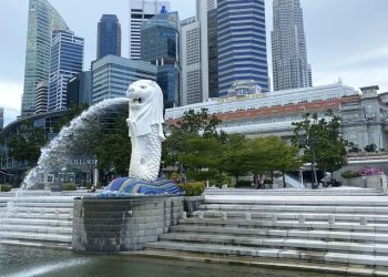 Ribuan restoran di Singapura gulung tikar akibat penguatan mata uang, sewa tinggi, dan biaya tenaga kerja. PHK massal melanda industri kuliner. (Foto: AP/Annabelle Liang)