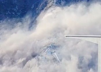 Jembatan Hongqi di Sichuan, China, ambruk sebagian hanya sehari setelah resmi dibuka. Tidak ada korban jiwa dalam insiden ini. (Foto: Reuters)