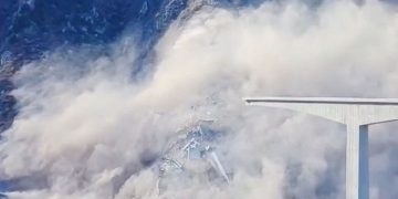 Jembatan Hongqi di Sichuan, China, ambruk sebagian hanya sehari setelah resmi dibuka. Tidak ada korban jiwa dalam insiden ini. (Foto: Reuters)