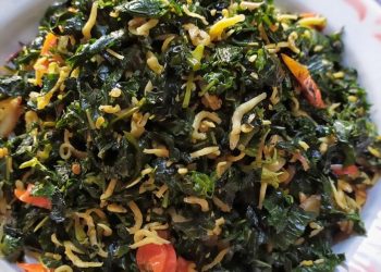 Resep Tumis Daun Pepaya pedas gurih, cocok jadi menu hemat akhir bulan. Praktis, sedap, dan tidak pahit. Nikmat disantap dengan nasi hangat. (Foto: Cookpad)