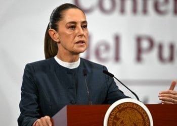 Presiden Meksiko Claudia Sheinbaum ajukan tuntutan terhadap pria yang melecehkannya di Mexico City. Pelaku kini ditahan oleh polisi setempat. (Foto: CARL DE SOUZA / AFP)