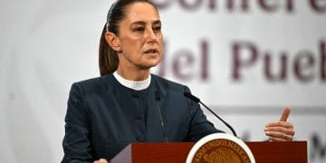 Presiden Meksiko Claudia Sheinbaum ajukan tuntutan terhadap pria yang melecehkannya di Mexico City. Pelaku kini ditahan oleh polisi setempat. (Foto: CARL DE SOUZA / AFP)
