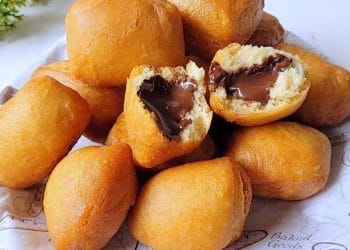 Resep roti goreng aneka isi lengkap dengan cokelat, keju, dan stroberi. Empuk, mengembang, dan cocok untuk camilan praktis di rumah. (Foto: YouTube.com/PAP COOK)