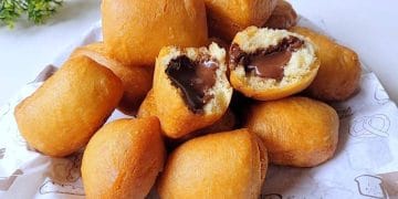 Resep roti goreng aneka isi lengkap dengan cokelat, keju, dan stroberi. Empuk, mengembang, dan cocok untuk camilan praktis di rumah. (Foto: YouTube.com/PAP COOK)