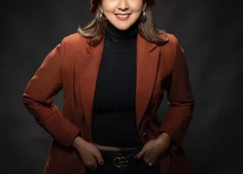 Donna Agnesia mengungkap rutinitas skincare sederhana tapi konsisten: sunscreen pagi, moisturizer, krim malam, serum, dan pembersihan wajah. (Foto: Instagram/@dagnesia)