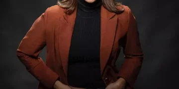 Donna Agnesia mengungkap rutinitas skincare sederhana tapi konsisten: sunscreen pagi, moisturizer, krim malam, serum, dan pembersihan wajah. (Foto: Instagram/@dagnesia)