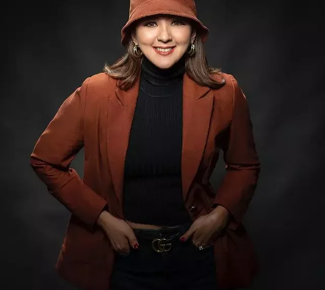 Donna Agnesia mengungkap rutinitas skincare sederhana tapi konsisten: sunscreen pagi, moisturizer, krim malam, serum, dan pembersihan wajah. (Foto: Instagram/@dagnesia)