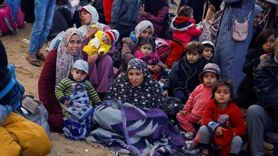 Tuduhan Perdagangan Manusia: Palestina Sebut Israel ‘Menjual’ Warga Gaza ke Afrika Selatan Kemenlu Palestina menuduh Israel menjual warga Gaza ke Afrika Selatan melalui kelompok misterius, menyebutnya sebagai perdagangan manusia. (Foto: REUTERS/Mohammed Salem)