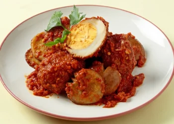 Resep Telur Jengkol Bumbu Merah gurih pedas, hemat, dan super menggugah selera. Cocok untuk lauk nasi hangat keluarga, mudah dibuat 45 menit. (Foto: Sajian Sedap)