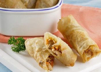 Resep Lumpia Ayam Teriyaki dengan kulit renyah dan isi lembut, mudah dibuat di rumah. Camilan gurih dan lezat cocok untuk santai maupun ngemil sore. (Foto: Tribunnews)