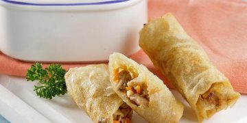 Resep Lumpia Ayam Teriyaki dengan kulit renyah dan isi lembut, mudah dibuat di rumah. Camilan gurih dan lezat cocok untuk santai maupun ngemil sore. (Foto: Tribunnews)