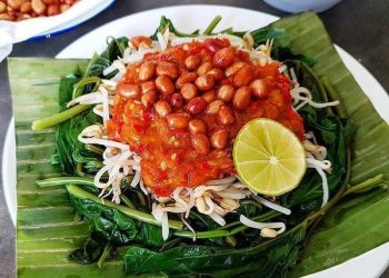 Resep Plecing Kangkung pedas segar khas Lombok yang praktis dan hemat. Bumbu ulek segar dan trik agar kangkung tetap hijau dan renyah. Cocok untuk lauk harian. (Foto: Dok. Lalu Muh Sababus Sobri)