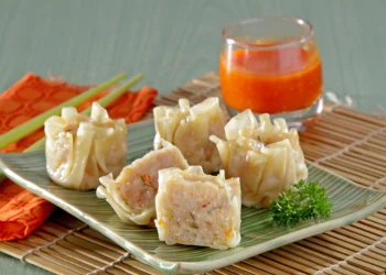 Resep Siomay Ayam Sayur yang kenyal dan gurih, cocok untuk camilan keluarga. Praktis dibuat, hemat bahan, lengkap dengan sambal pedas manis. (Foto: Sajian Sedap)