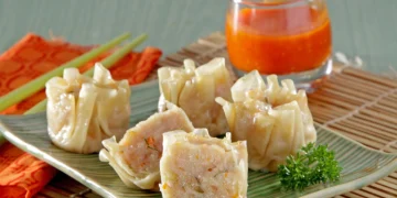 Resep Siomay Ayam Sayur yang kenyal dan gurih, cocok untuk camilan keluarga. Praktis dibuat, hemat bahan, lengkap dengan sambal pedas manis. (Foto: Sajian Sedap)