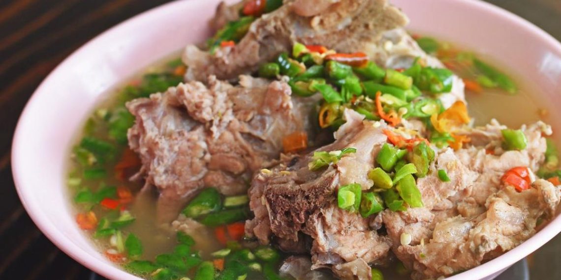 Resep Sop Iga Berempah Kuah Bening yang gurih dan harum rempah. Cocok untuk santap malam keluarga, mudah dibuat, dan dijamin bikin nambah! (Foto: iStock)
