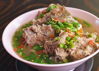 Resep Sop Iga Berempah Kuah Bening yang gurih dan harum rempah. Cocok untuk santap malam keluarga, mudah dibuat, dan dijamin bikin nambah! (Foto: iStock)