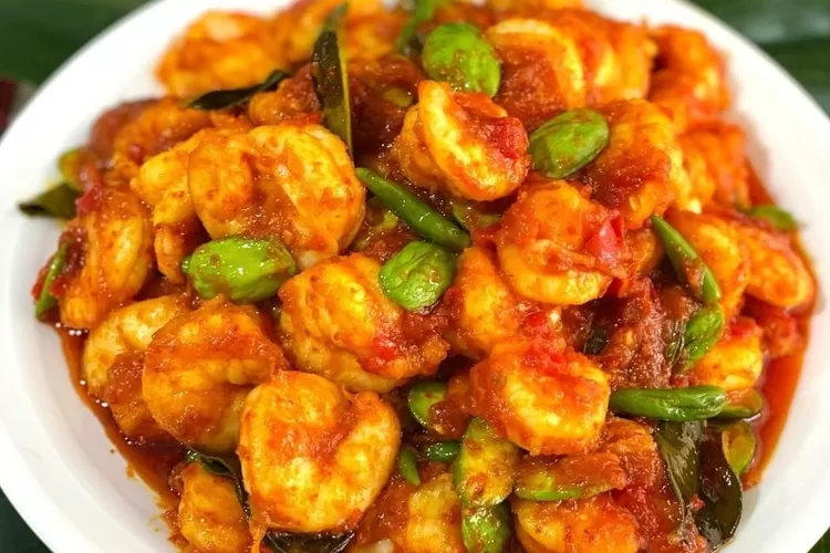 Pedas Harum yang Bikin Nagih: Udang Balado Petai untuk Makan Malam Hemat dan Penuh Cerita Resep Udang Balado Petai — pedas, harum petai, siap dalam 45 menit; panduan lengkap langkah demi langkah untuk makan malam keluarga yang menggoda. (Foto: Sweetrip.id)