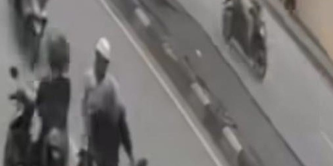 Viral pengantar jenazah di Samarinda memukul pemotor dan melawan arus. Polisi membenarkan kejadian dan kini mencari pelaku pemukulan. (Foto: Tangkapan Layar)