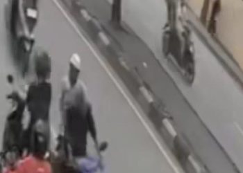 Viral pengantar jenazah di Samarinda memukul pemotor dan melawan arus. Polisi membenarkan kejadian dan kini mencari pelaku pemukulan. (Foto: Tangkapan Layar)