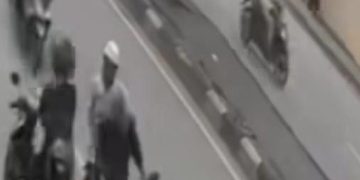 Viral pengantar jenazah di Samarinda memukul pemotor dan melawan arus. Polisi membenarkan kejadian dan kini mencari pelaku pemukulan. (Foto: Tangkapan Layar)