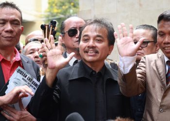 Polisi memulangkan Roy Suryo dan dua tersangka lain setelah pemeriksaan perdana kasus tudingan ijazah palsu Jokowi. (Foto: Antara)