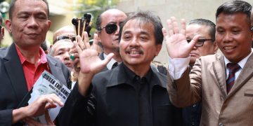 Polisi memulangkan Roy Suryo dan dua tersangka lain setelah pemeriksaan perdana kasus tudingan ijazah palsu Jokowi. (Foto: Antara)