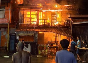 Kebakaran rumah di Bantaeng Sulawesi Selatan diduga dipicu ledakan sepeda listrik dan menewaskan tiga orang. Penyebab pasti masih diselidiki pihak berwenang. (Foto: Palopo Pos)