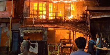 Kebakaran rumah di Bantaeng Sulawesi Selatan diduga dipicu ledakan sepeda listrik dan menewaskan tiga orang. Penyebab pasti masih diselidiki pihak berwenang. (Foto: Palopo Pos)
