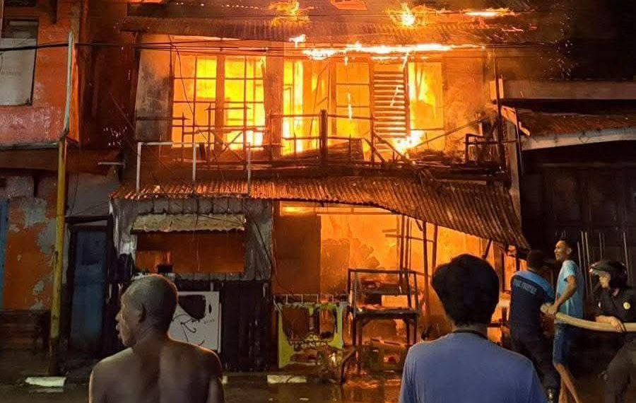 Kebakaran rumah di Bantaeng Sulawesi Selatan diduga dipicu ledakan sepeda listrik dan menewaskan tiga orang. Penyebab pasti masih diselidiki pihak berwenang. (Foto: Palopo Pos)