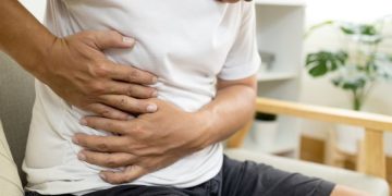 Nyeri di perut kanan atas bisa menunjukkan gangguan hati, empedu, pankreas, hingga virus. Kenali 7 penyebab yang perlu diwaspadai. (Foto: Alodokter)