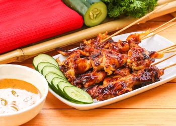 Resep Sate Jamur Tiram Bumbu Kacang gurih dan smokey, cocok untuk menu hemat dan vegetarian. Praktis dibuat, tekstur lembut mirip daging ayam. (Foto: Dapur Kobe)