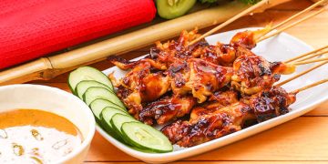 Resep Sate Jamur Tiram Bumbu Kacang gurih dan smokey, cocok untuk menu hemat dan vegetarian. Praktis dibuat, tekstur lembut mirip daging ayam. (Foto: Dapur Kobe)