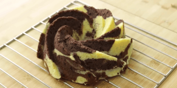 Ingin bolu marmer tanpa terigu yang tetap empuk dan ringan? Coba resep bolu sagu kukus ini, cocok untuk camilan sehat bebas gluten di rumah. (Foto: YouTube.com/Devina Hermawan)