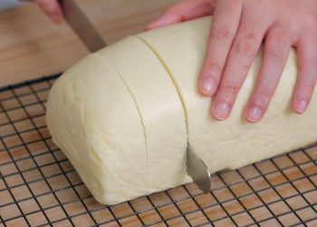 Resep Roti Kukus Manis Gurih lembut mengembang tanpa oven. Cara membuat mudah, hemat, cocok ide camilan dan bisnis rumahan. Cocok untuk jualan. (Foto: youtube.com/Luvita Ho)