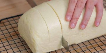 Resep Roti Kukus Manis Gurih lembut mengembang tanpa oven. Cara membuat mudah, hemat, cocok ide camilan dan bisnis rumahan. Cocok untuk jualan. (Foto: youtube.com/Luvita Ho)