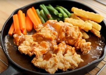 Kreasi olahan steak ayam, daging sapi, dan salmon untuk bekal anak yang sehat, praktis, dan disukai keluarga. (Foto: youtube.com/Devina Hermawan)