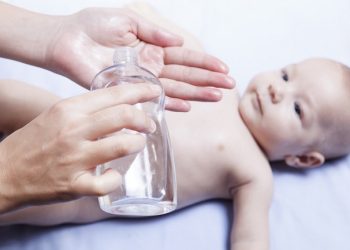 Pelajari cara aman menggunakan essential oil untuk bayi, termasuk pengenceran, jenis minyak yang tepat, dan metode aplikasi yang aman.